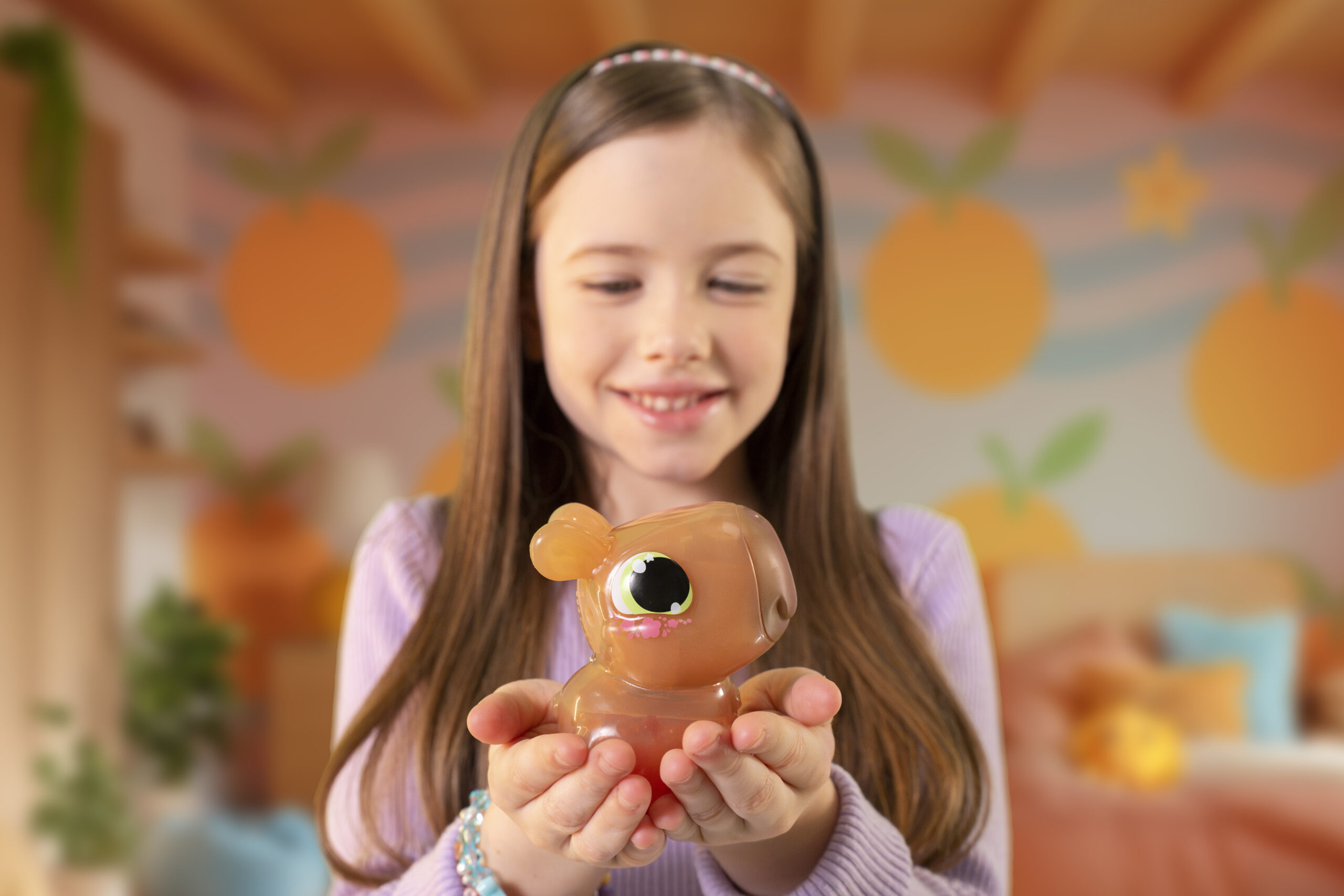 Twee kinderen die spelen met de Let's Go Gecko Groen